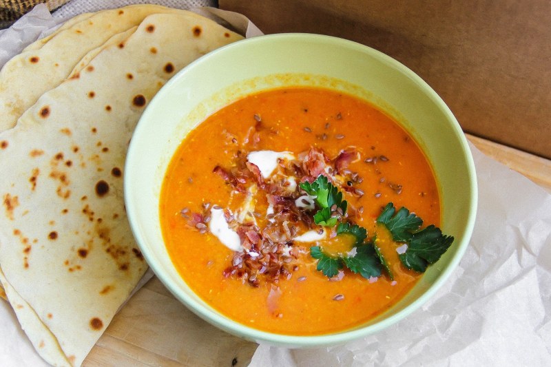 Суп с коричневой чечевицей и картофелем и курицей
