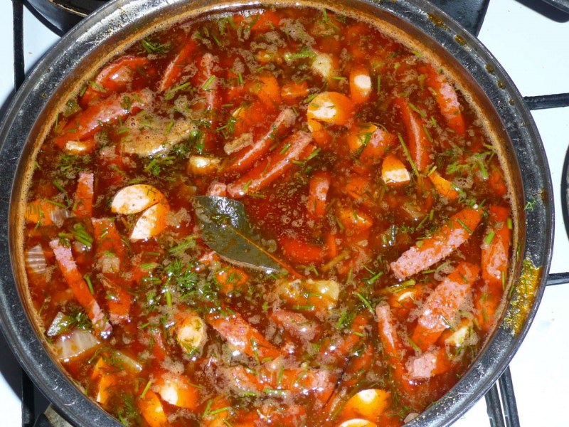 Солянка сборная с колбасой классическая