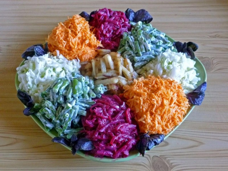 Салат кучки со свеклой