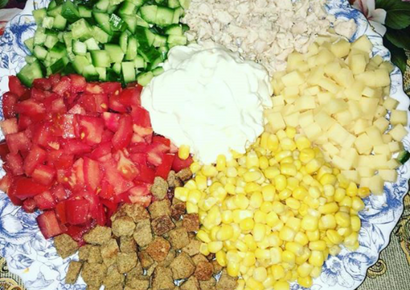 Салат Радуга с кириешками