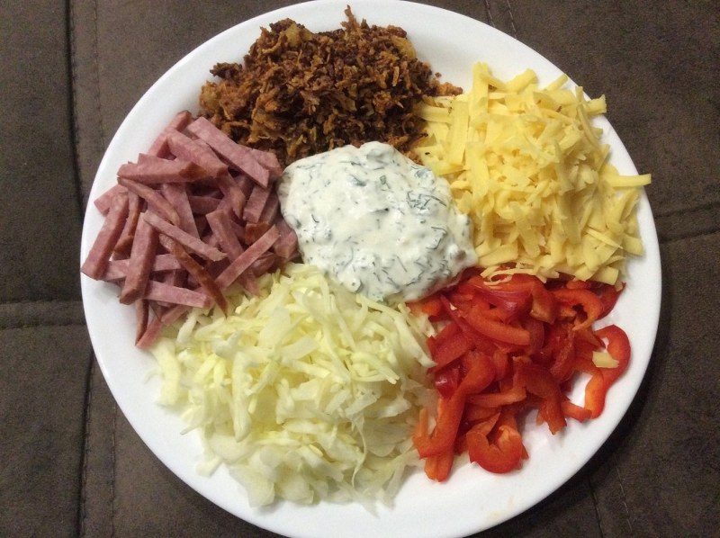 Салат по кучками тарелке