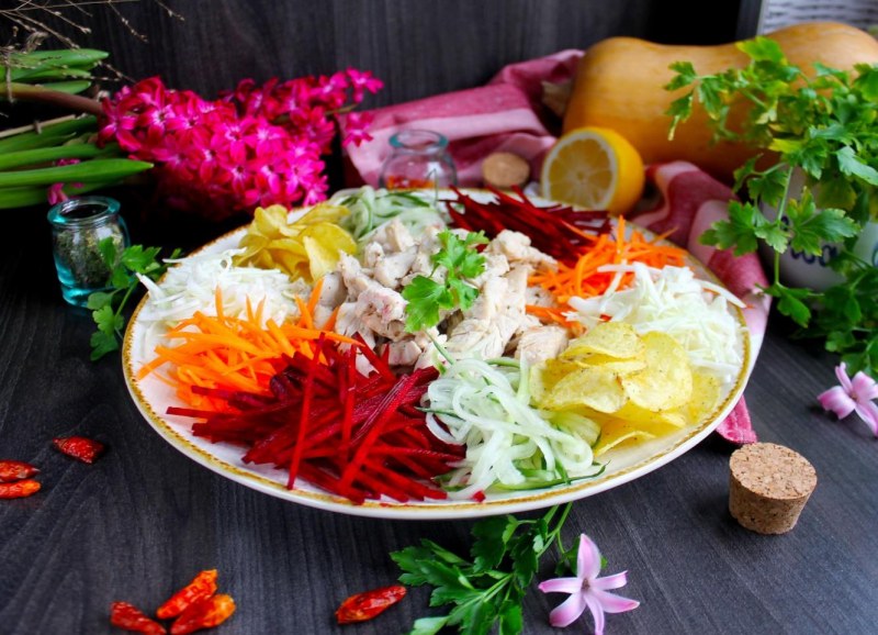 Салат кучками с чипсами