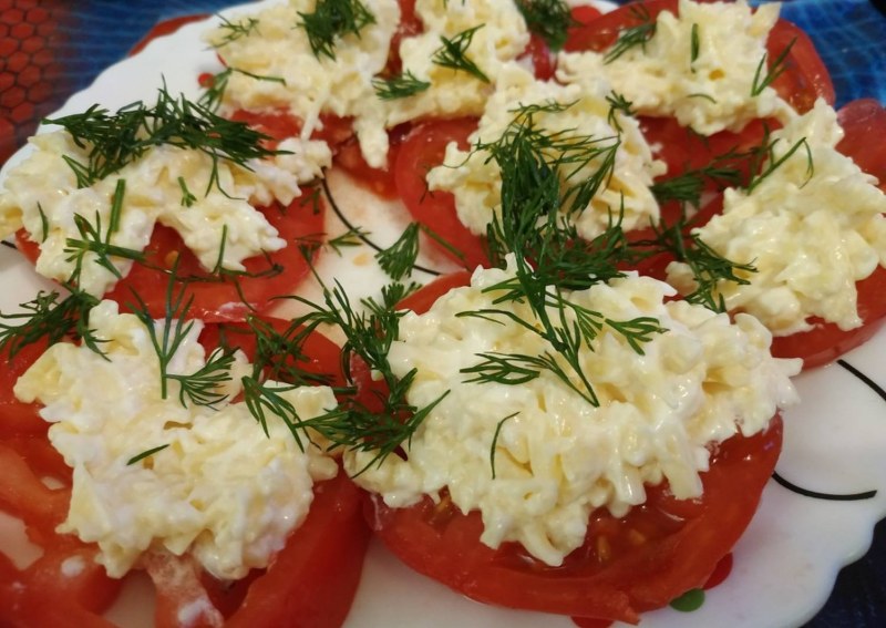 Помидоры фаршированные сыром и чесноком