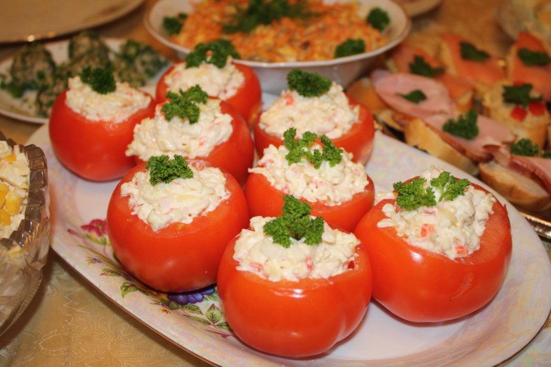 Помидоры фаршированные сыром и крабовыми палочками