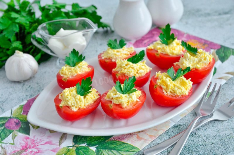 Помидоры фаршированные сыром и чесноком и яйцом