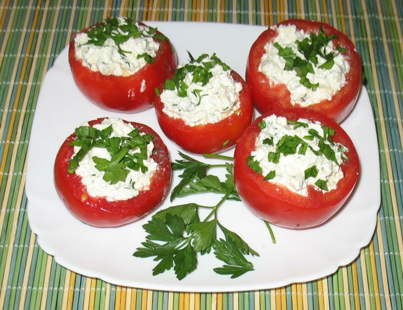 Помидоры фаршированные сыром и чесноком