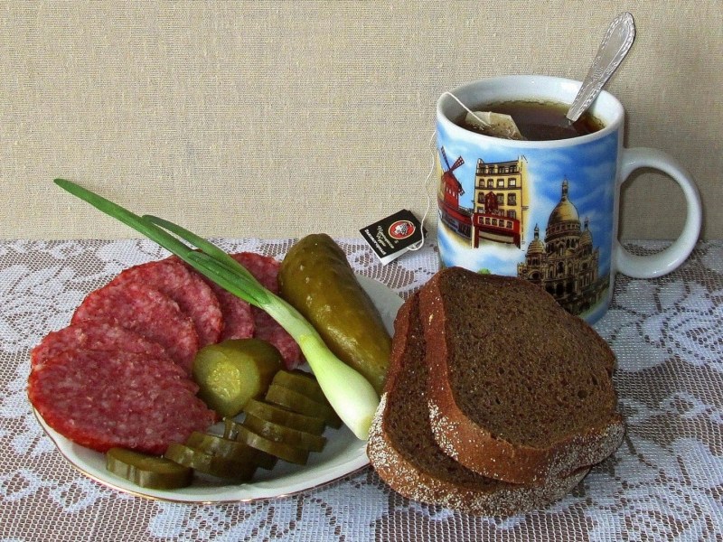 Бутерброд с колбасой и чаем