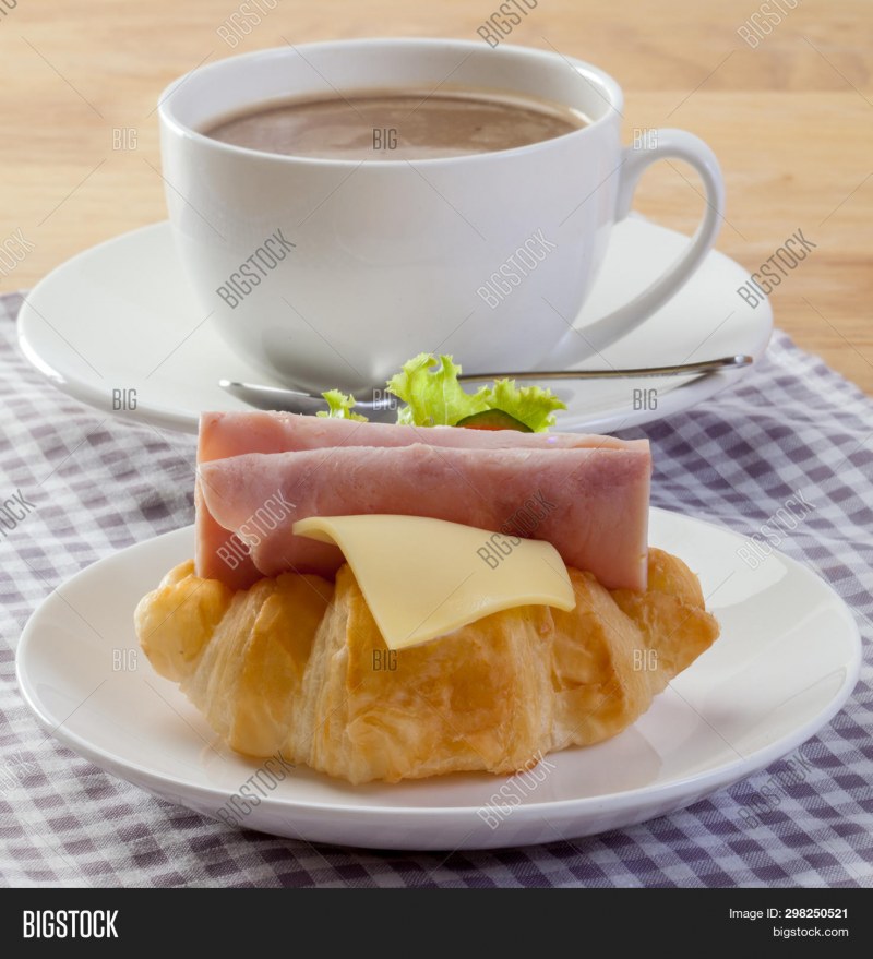 Кофе и бутерброд с сыром