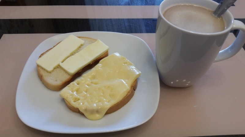 Бутерброд с маслом и сыром