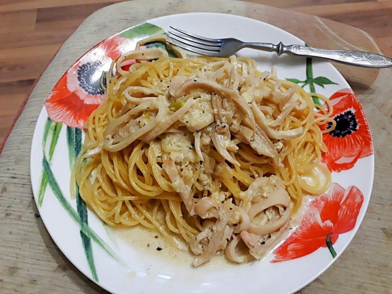 Паста лингвини с кальмаром