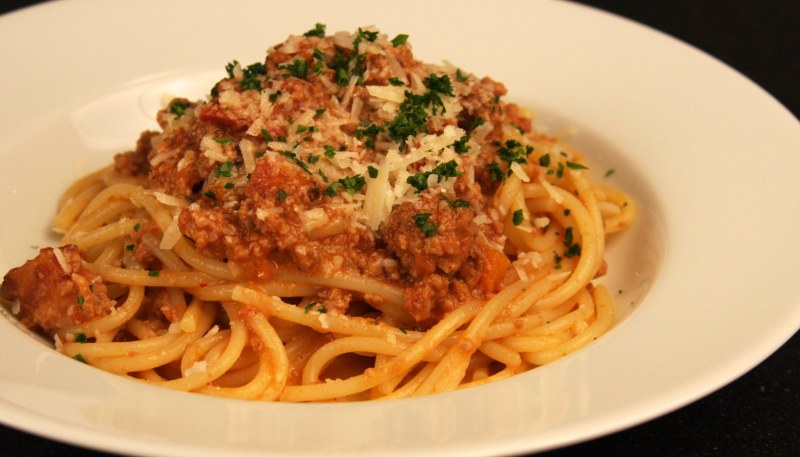 Макароны с мясным соусом