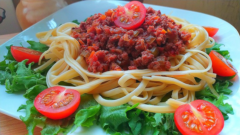 Итальянская кухня. Нарезка мясная для соуса Болоньез. Фото