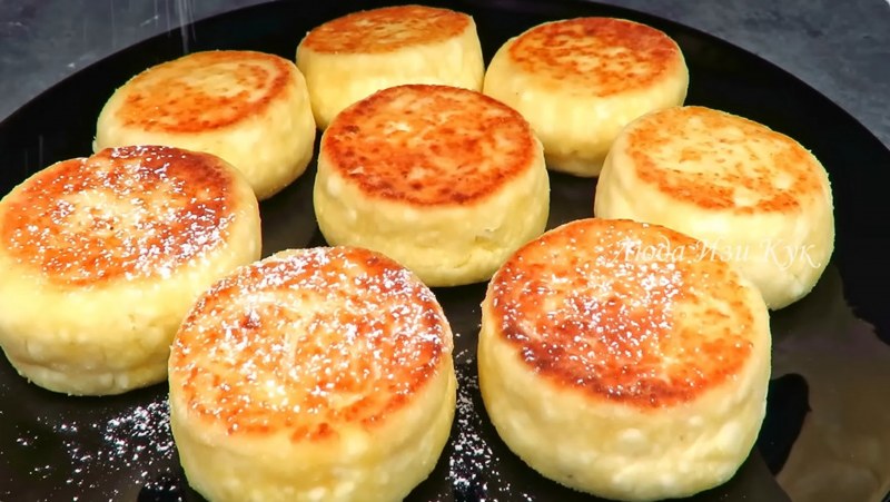 Сырники с изюмом из творога на сковороде