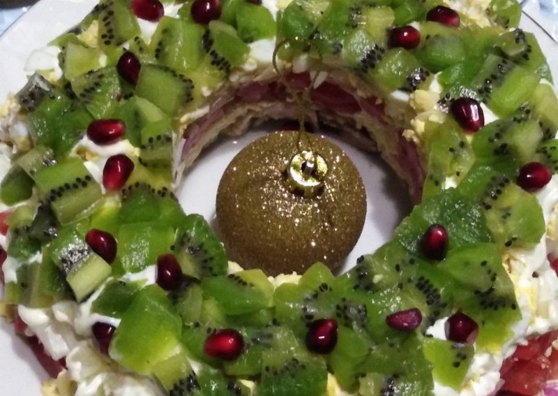 Салат изумруд с огурцами и курицей