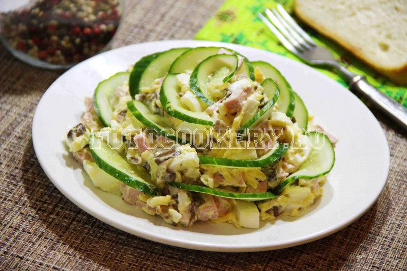 Салат с киви, курицей и грибами