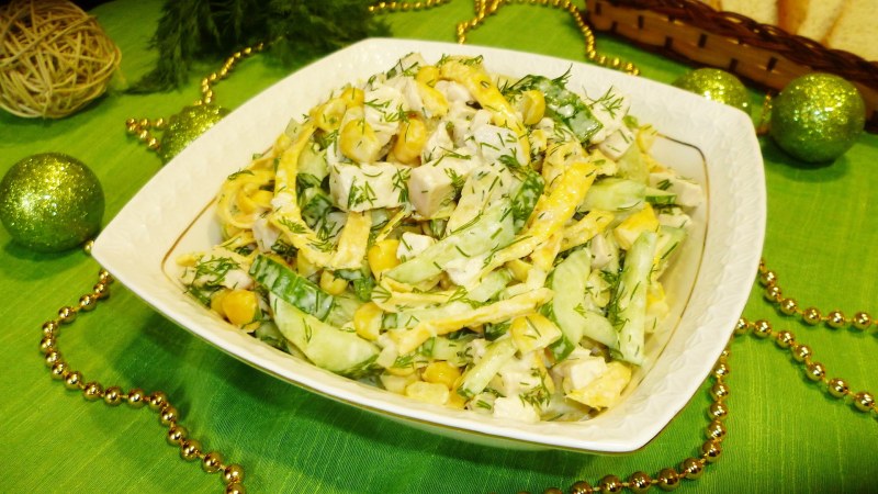 Изумрудный салат с киви и курицей