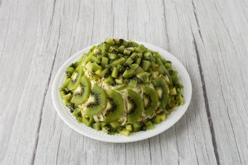 Салат изумрудный браслет с киви копченой курицей