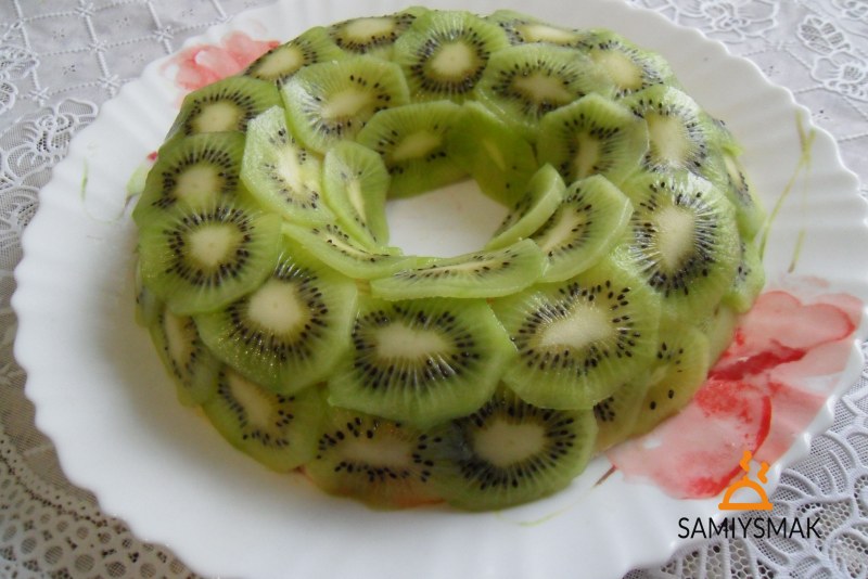 Изумрудный салат с киви и курицей