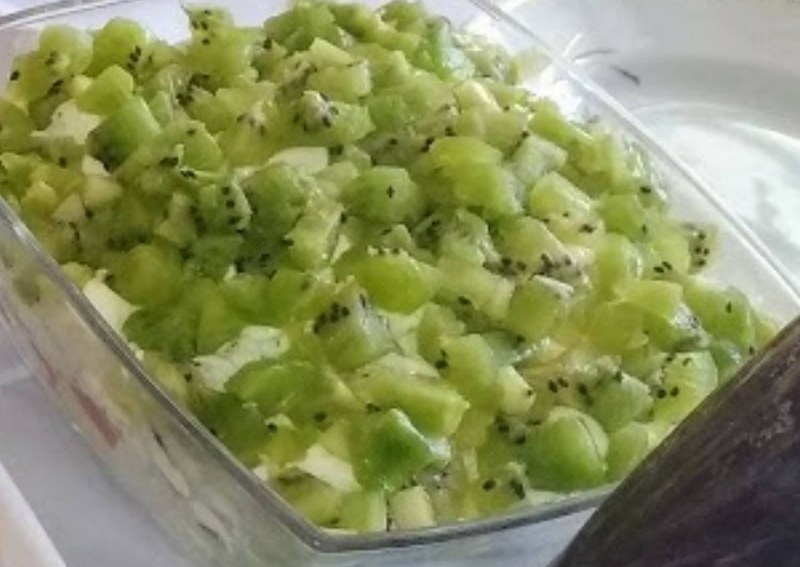 Салат изумрудный браслет с киви и курицей