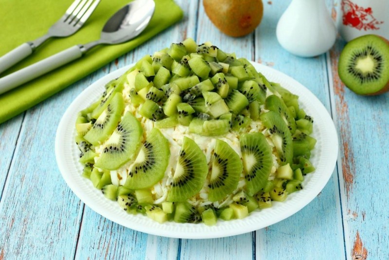 Салат изумрудный с киви и курицей и помидорами