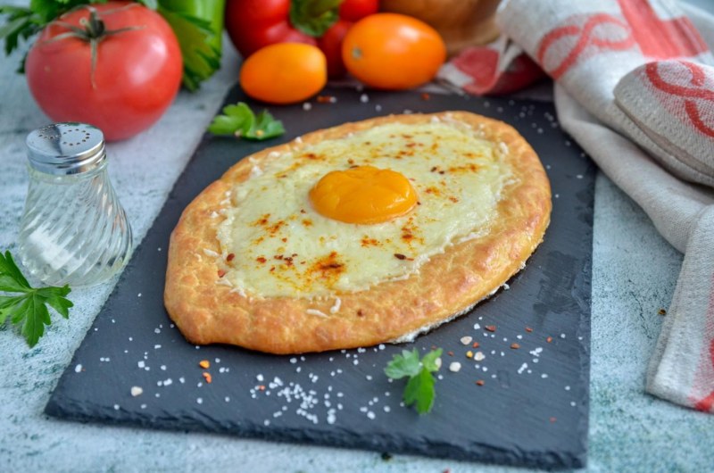 Хачапури по аджарски с ветчиной