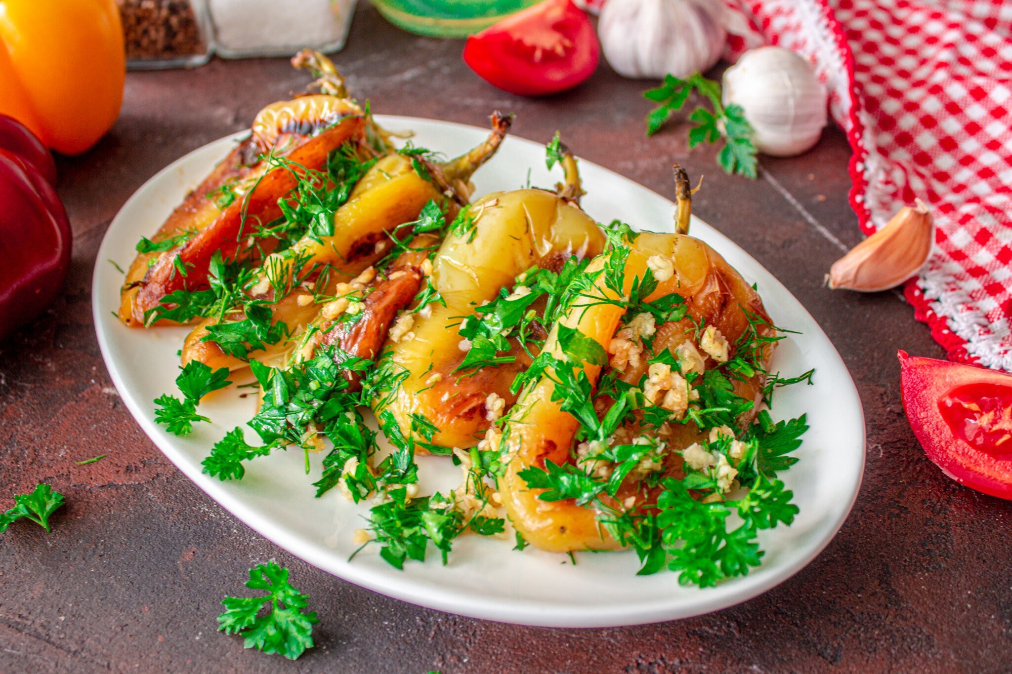 Перец по болгарски с чесноком. Жареный перец. Жареный перец с чесноком. Жареный болгарский перец. Жареный болгарский перец на сковороде.