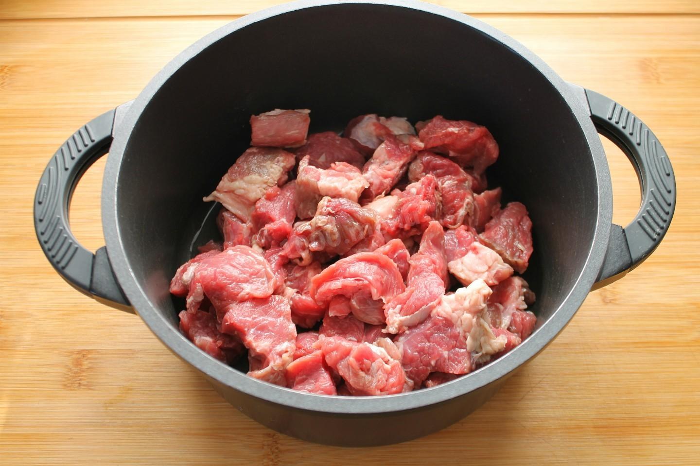 Рецепт приготовления говядины в кастрюле. Мясо в кастрюле. Говядина в кастрюле. Мясо в кастрюле на плите. Мясо варится.