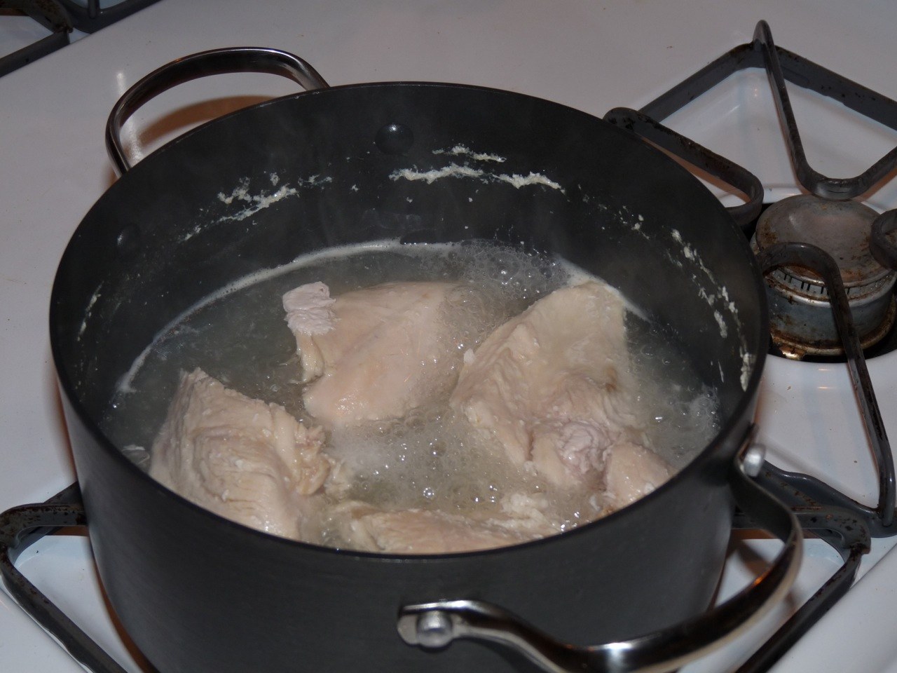 Сколько варить филе кусочками. Курица в кастрюле. Курица для варки. Мясо в кастрюле на плите. Вареная курица в кастрюле.