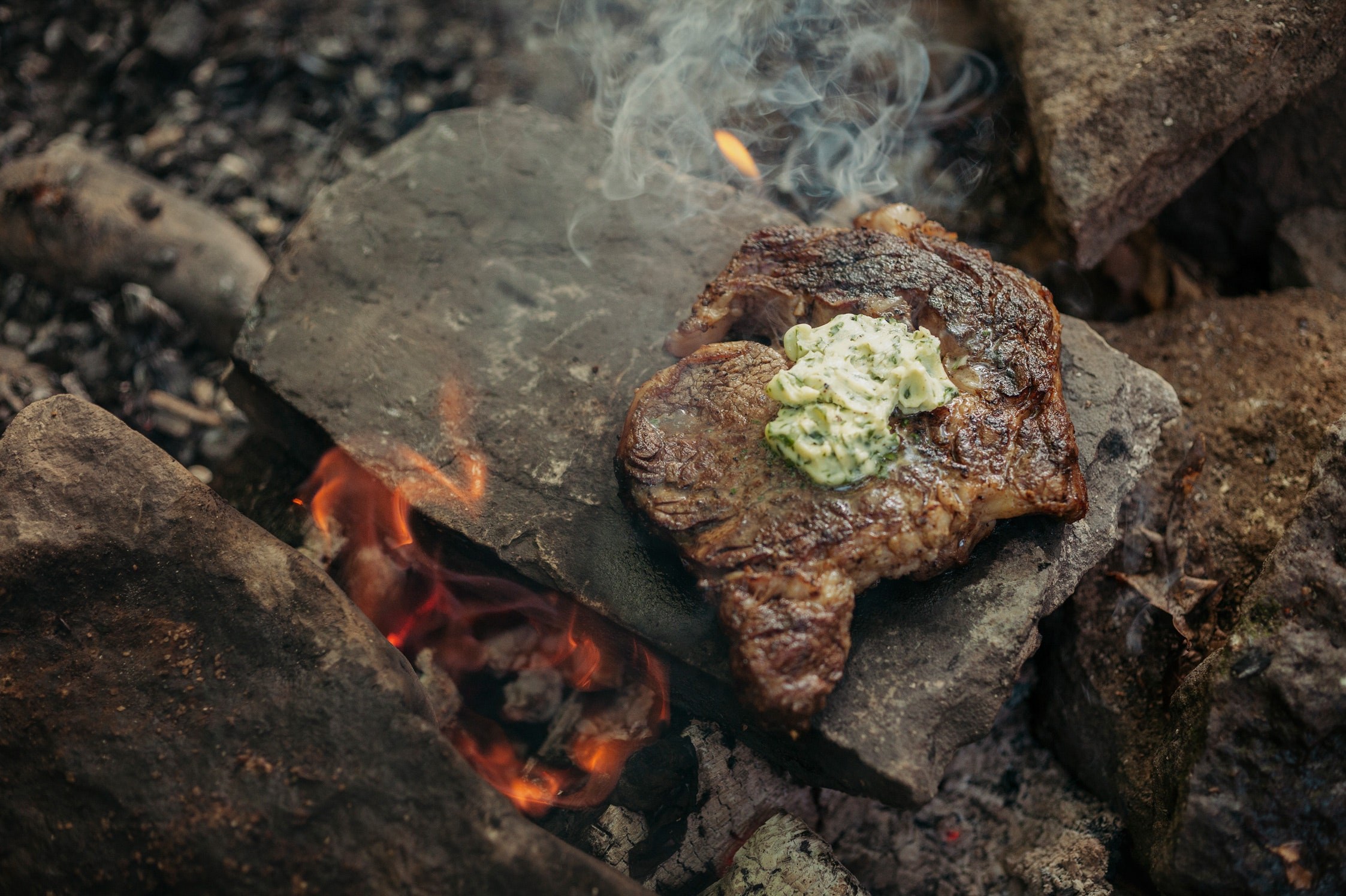 Приготовление на горячем камне. Мясо на Камне. Мясо на Камне на костре. Камень для готовки на костре. Мясо жареное на Камне.