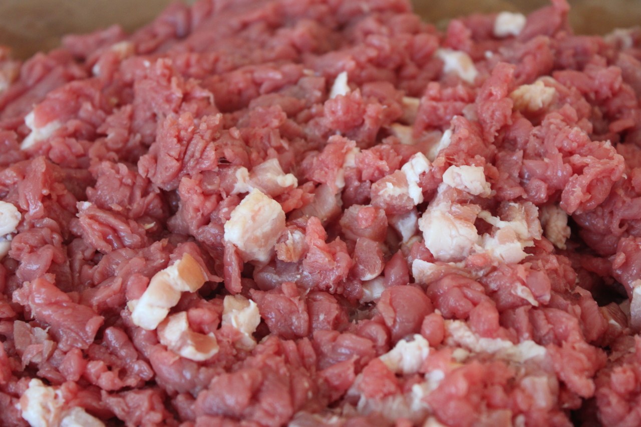 Рубленное мясо свинины. Рубленная говядина. Фарш кубиками.