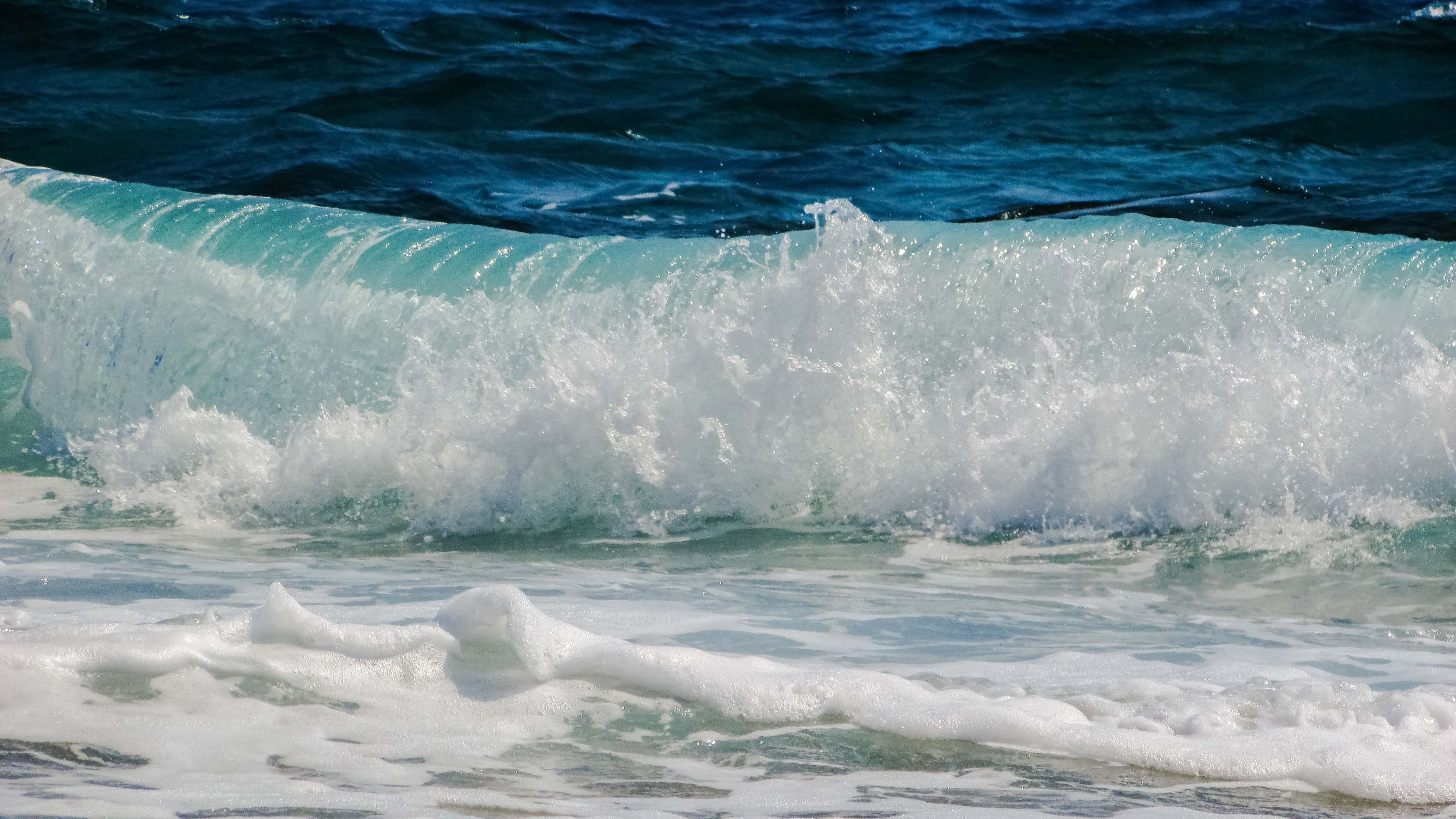 Белые волны песня. Море, волны. Белая волна. Морская пена. Пенистые волны.