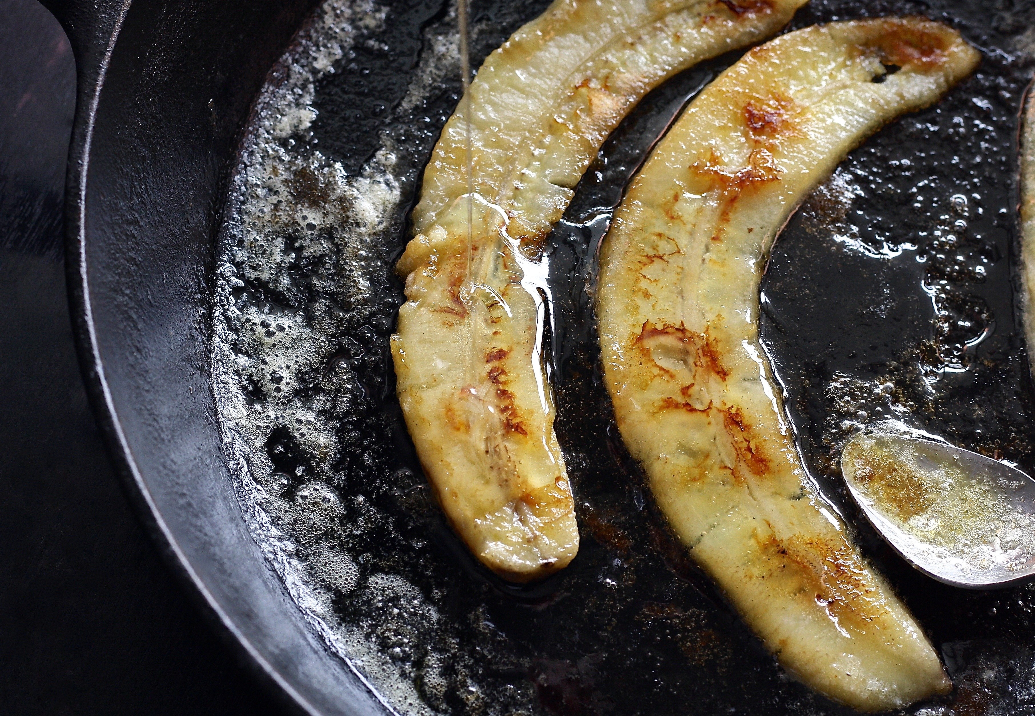 Печеные бананы. Жареные бананы. Карамелизированный банан. Бананы на сковороде. Жареные бананы на сковороде.