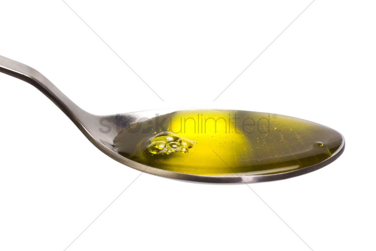 Масло ложкой 150 грамм. Масло в ложке. Подсолнечное масло в ложке. Столовая ложка растительного масла. Столовая ложка оливкового масла.