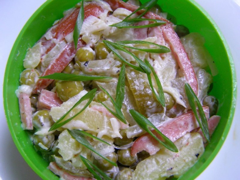 Салат с охотничьими колбасками и огурцами и картофелем