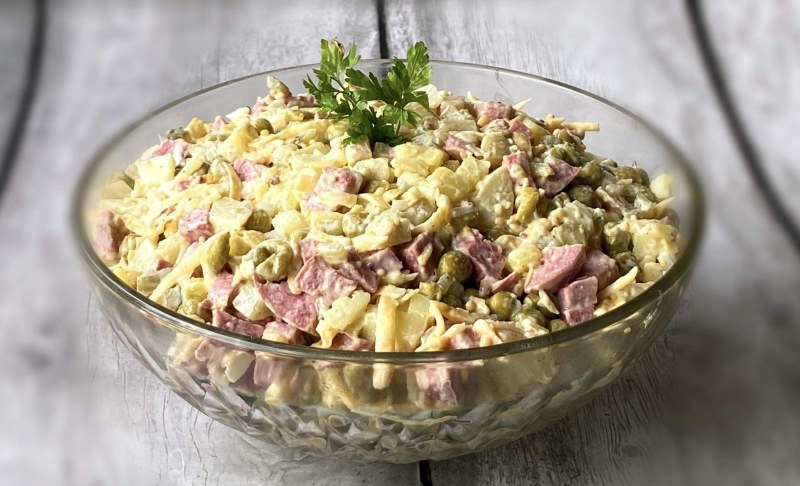 Салат лесоруб с охотничьими колбасками