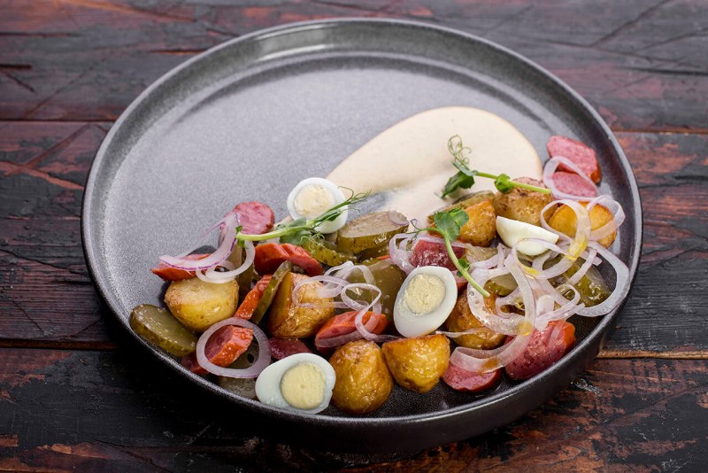 Салат с охотничьими колбасками