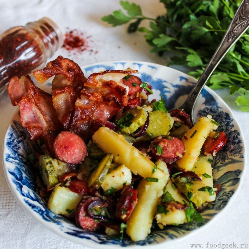 Салат с охотничьими колбасками