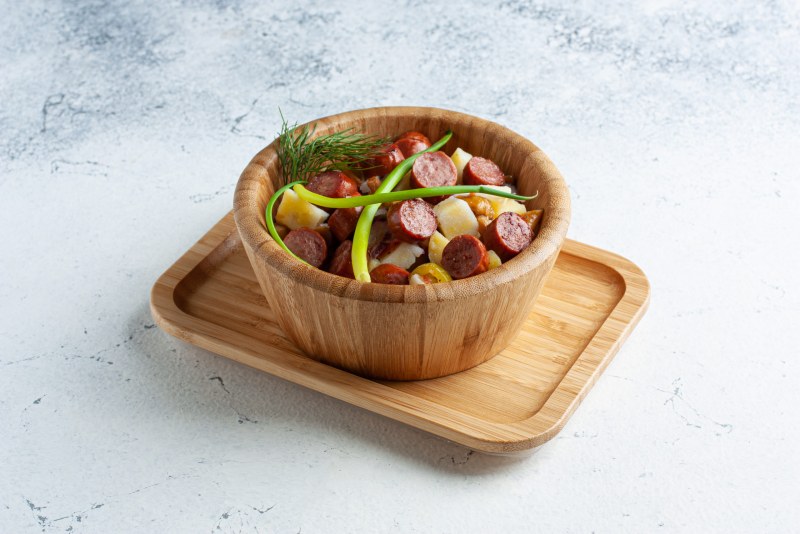 Салат с охотничьими колбасками
