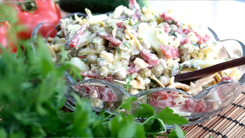 Салат немецкий с охотничьими колбасками
