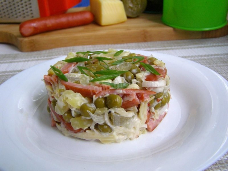 Салат охотничий с копченой колбасой