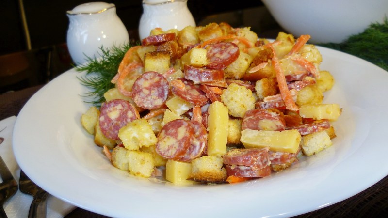 Салат баварский с охотничьими колбасками