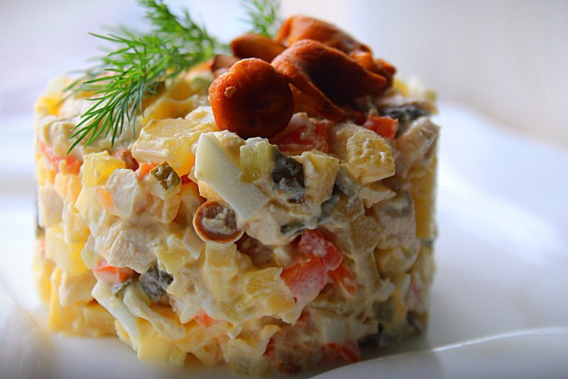 Салат охотничий с охотничьими колбасками