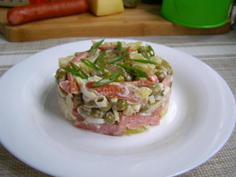 Салат баварский с охотничьими колбасками