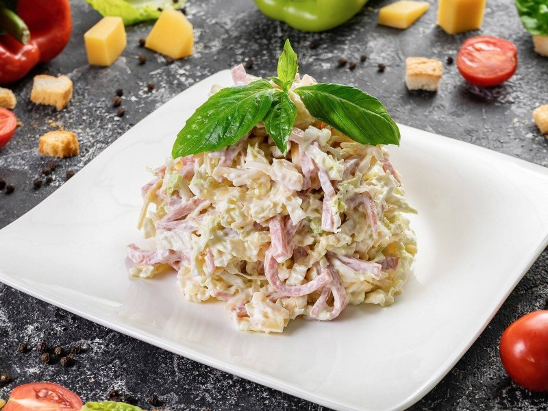 Салат с зеленью и оливками