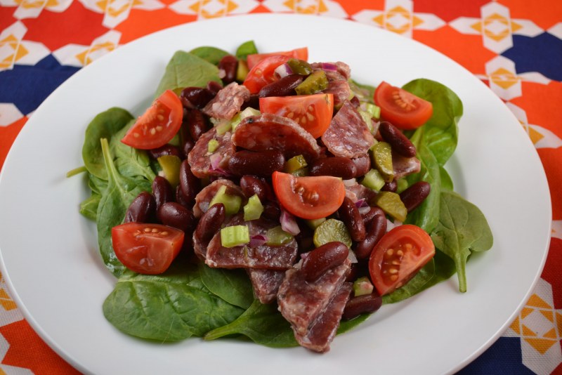 Салат с колбасой и огурцами