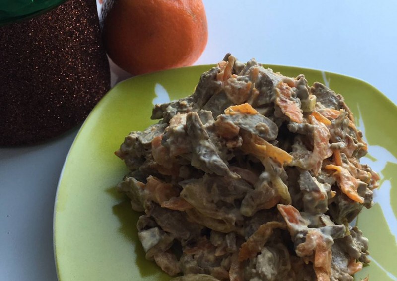 Салат с колбасой и сыром