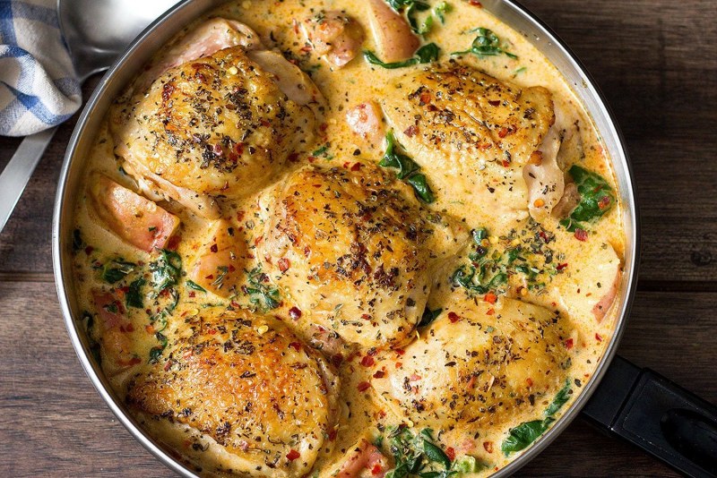 Курица запеченная с помидорами