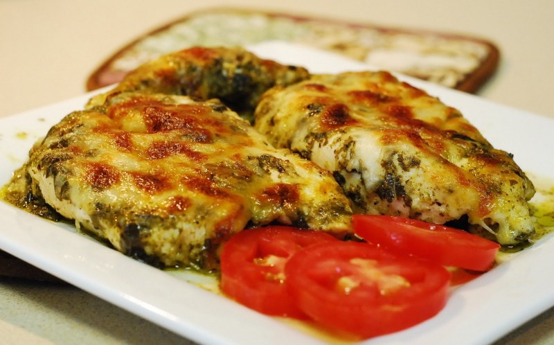 Куриная грудка под сыром в духовке