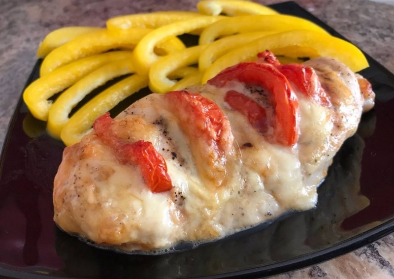 Куриная грудка с овощами в духовке