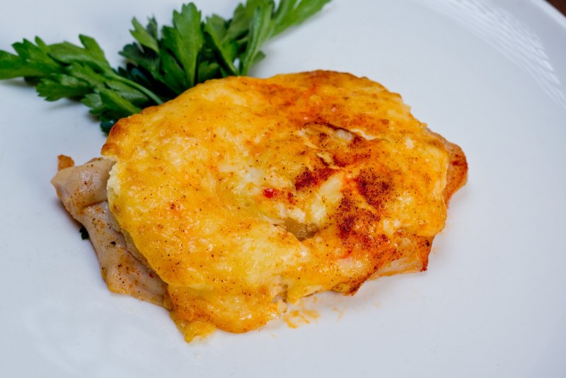 Отбивная куриная грудка с помидорами и сыром в духовке